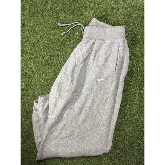 Nike Sweatpants (M)Classic Nike sweatpants in light gray with embroidered swoos - Picture 1 of 4